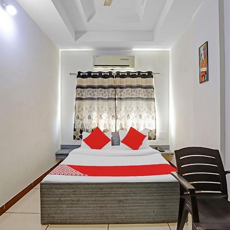 Hotel Velvet Rajkot Extérieur photo