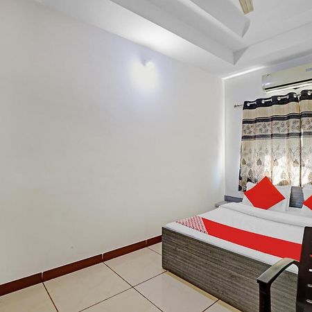 Hotel Velvet Rajkot Extérieur photo