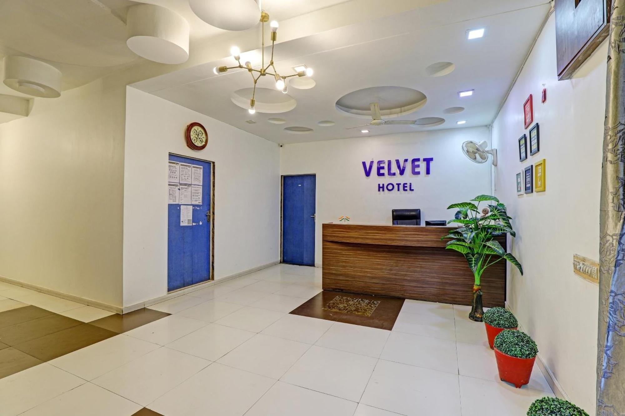 Hotel Velvet Rajkot Extérieur photo