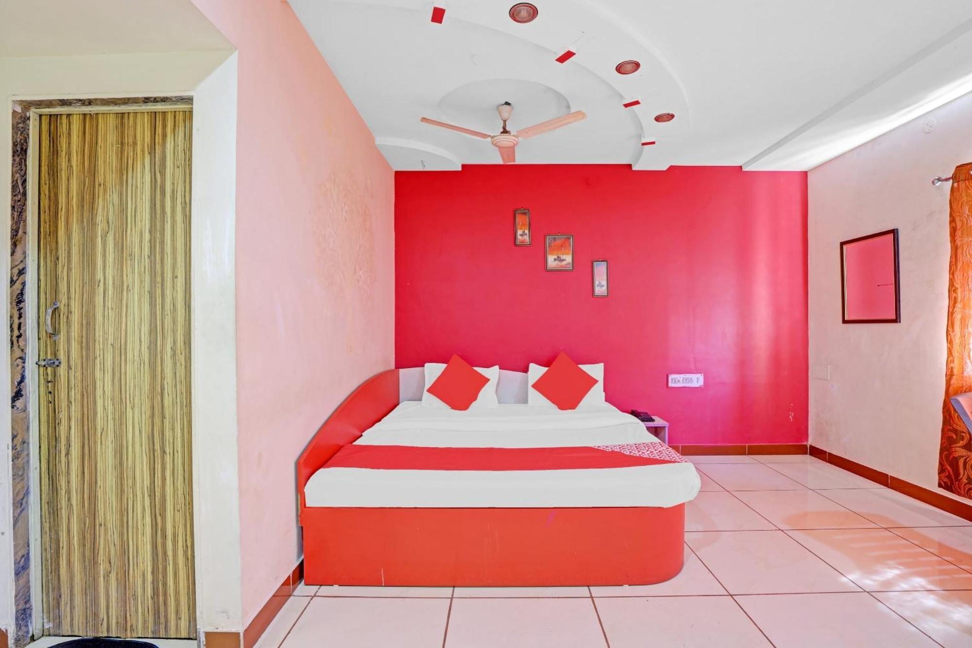 Hotel Velvet Rajkot Extérieur photo