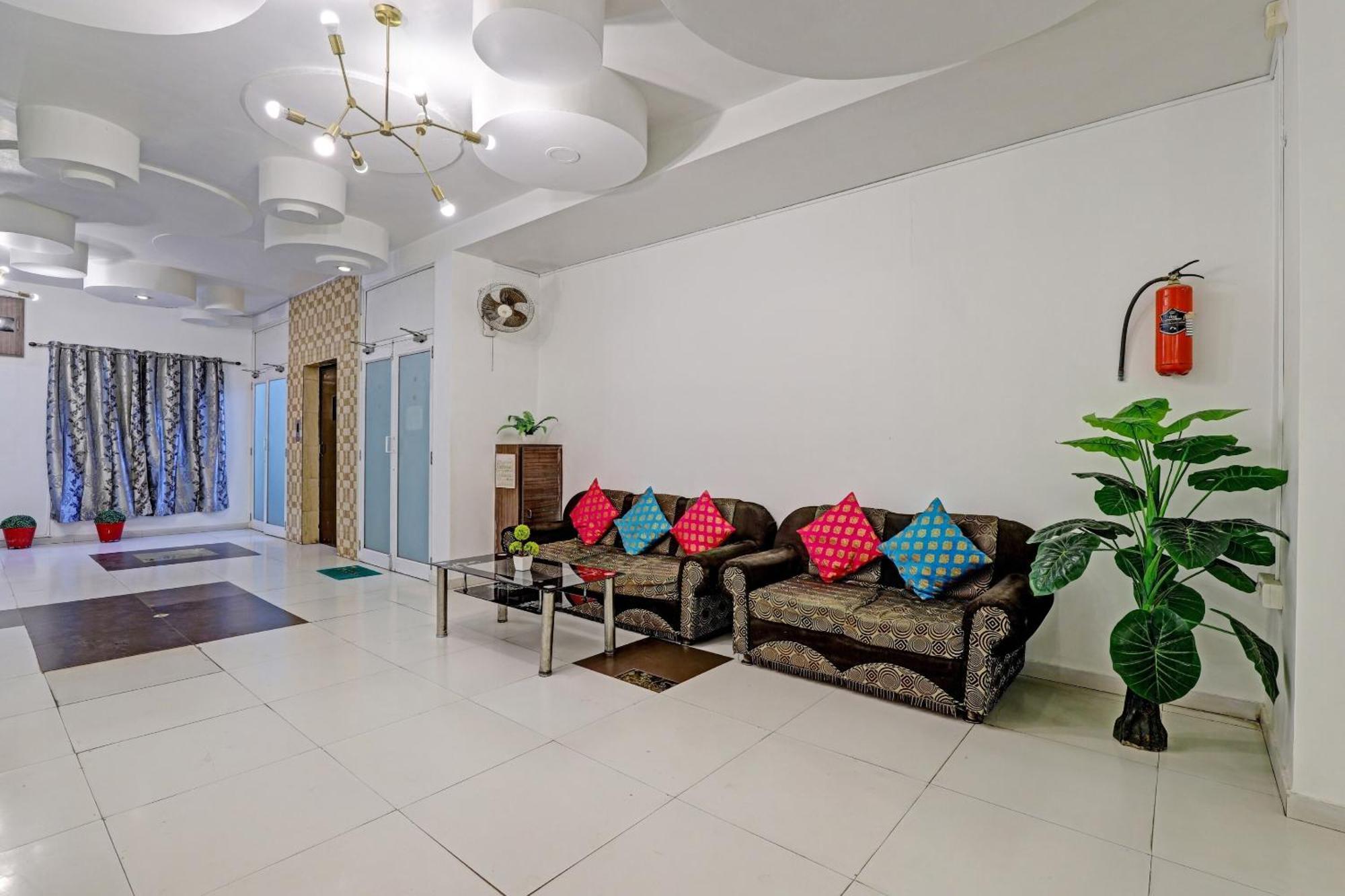 Hotel Velvet Rajkot Extérieur photo