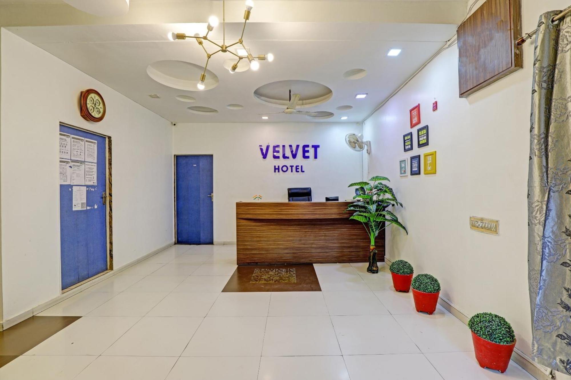 Hotel Velvet Rajkot Extérieur photo