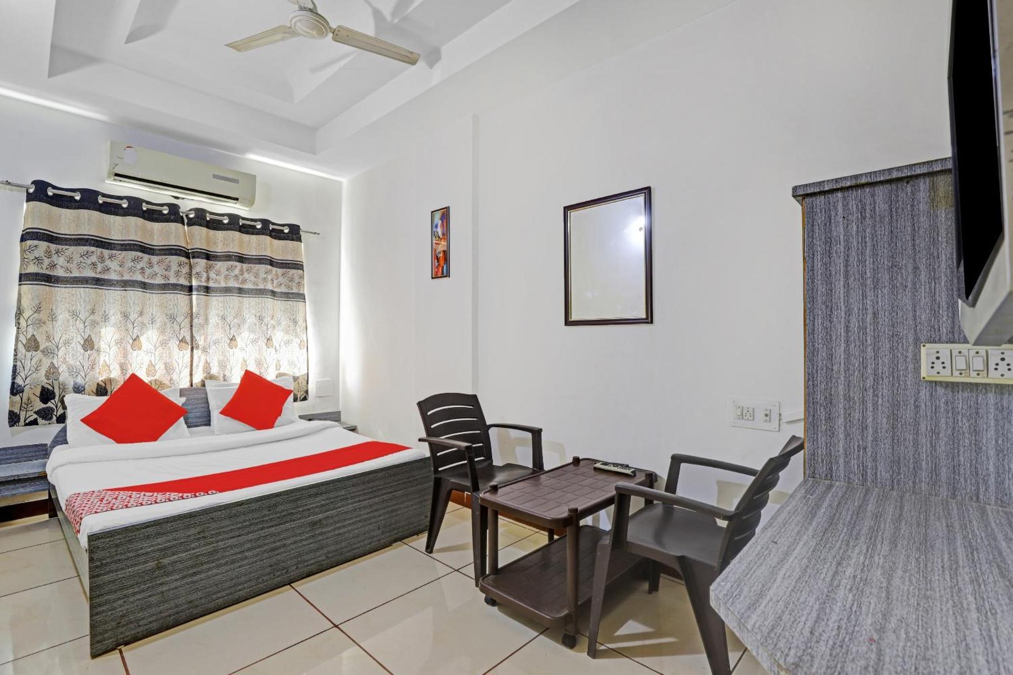 Hotel Velvet Rajkot Extérieur photo