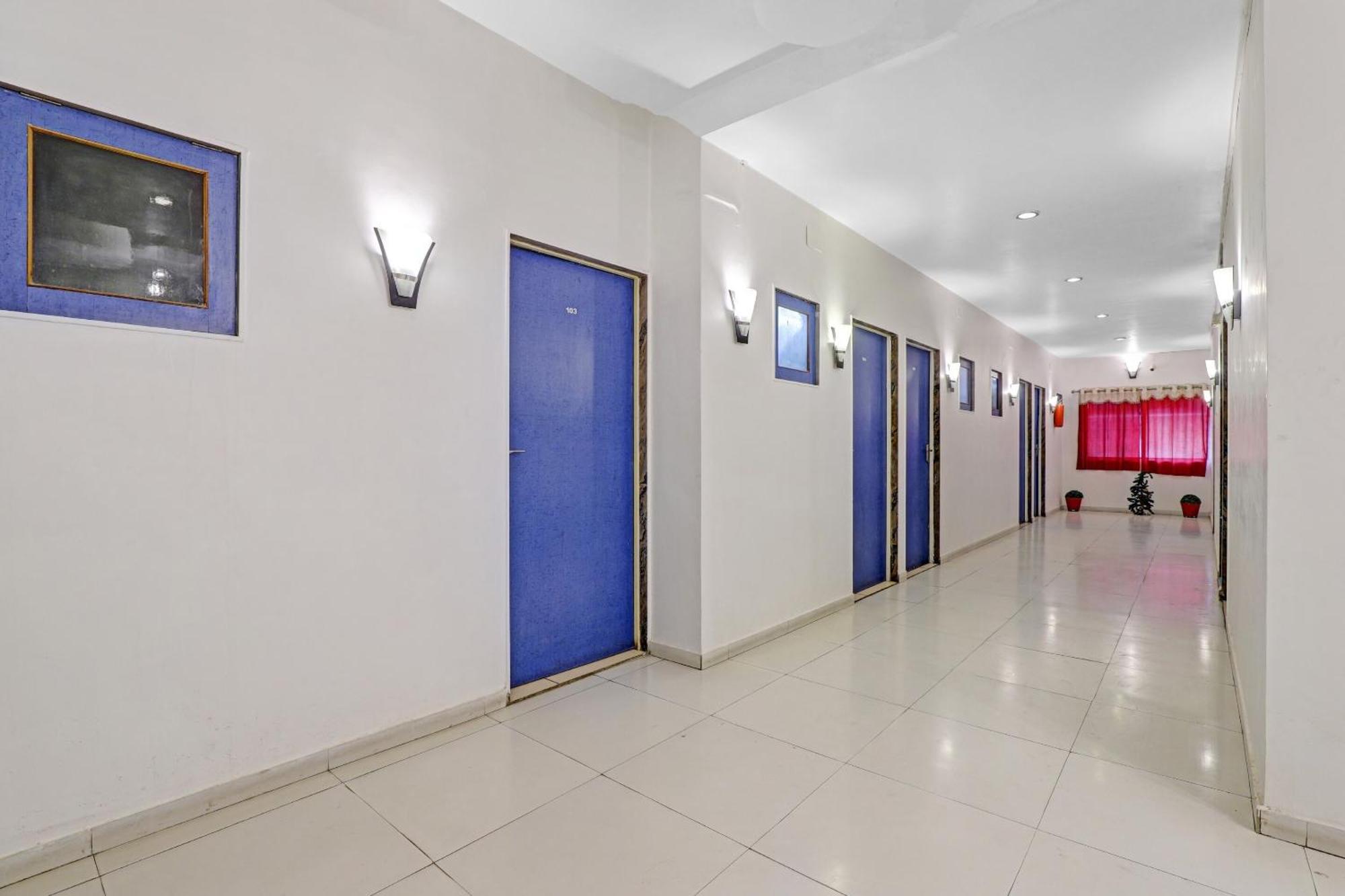Hotel Velvet Rajkot Extérieur photo