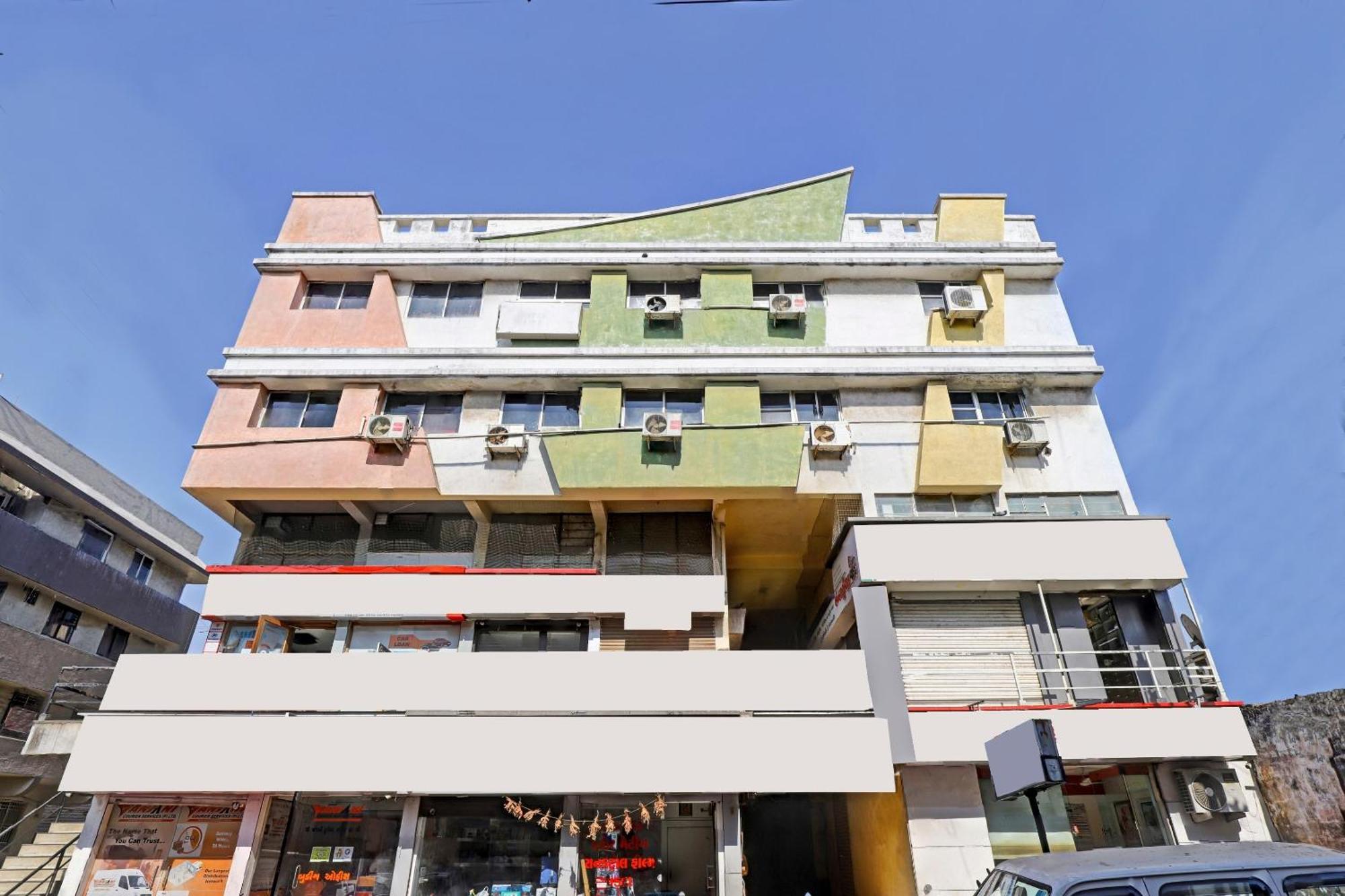 Hotel Velvet Rajkot Extérieur photo