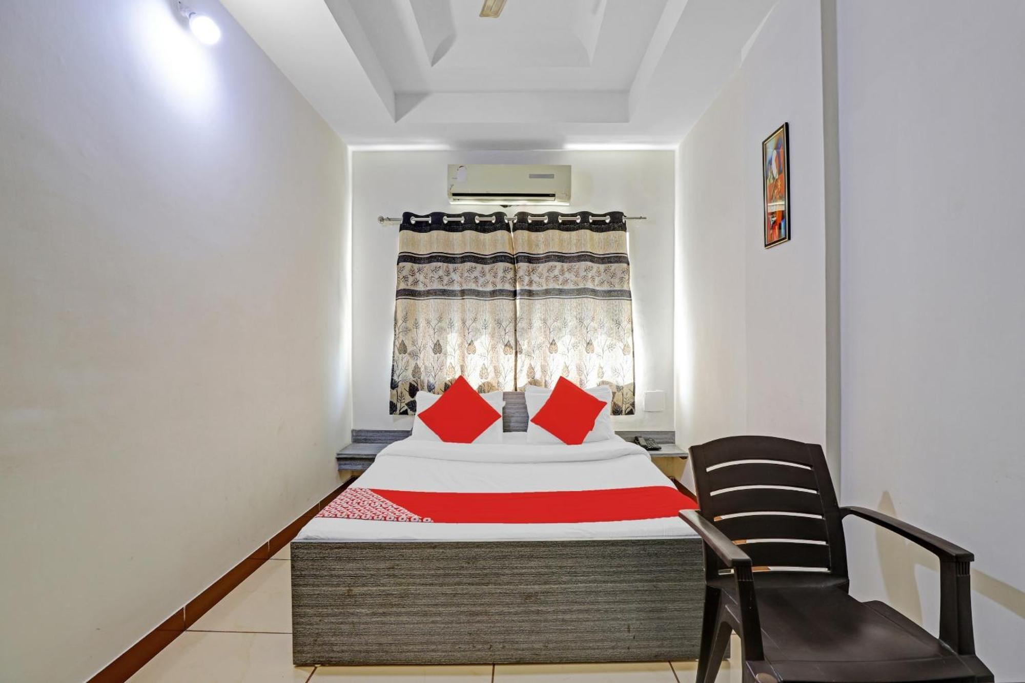 Hotel Velvet Rajkot Extérieur photo