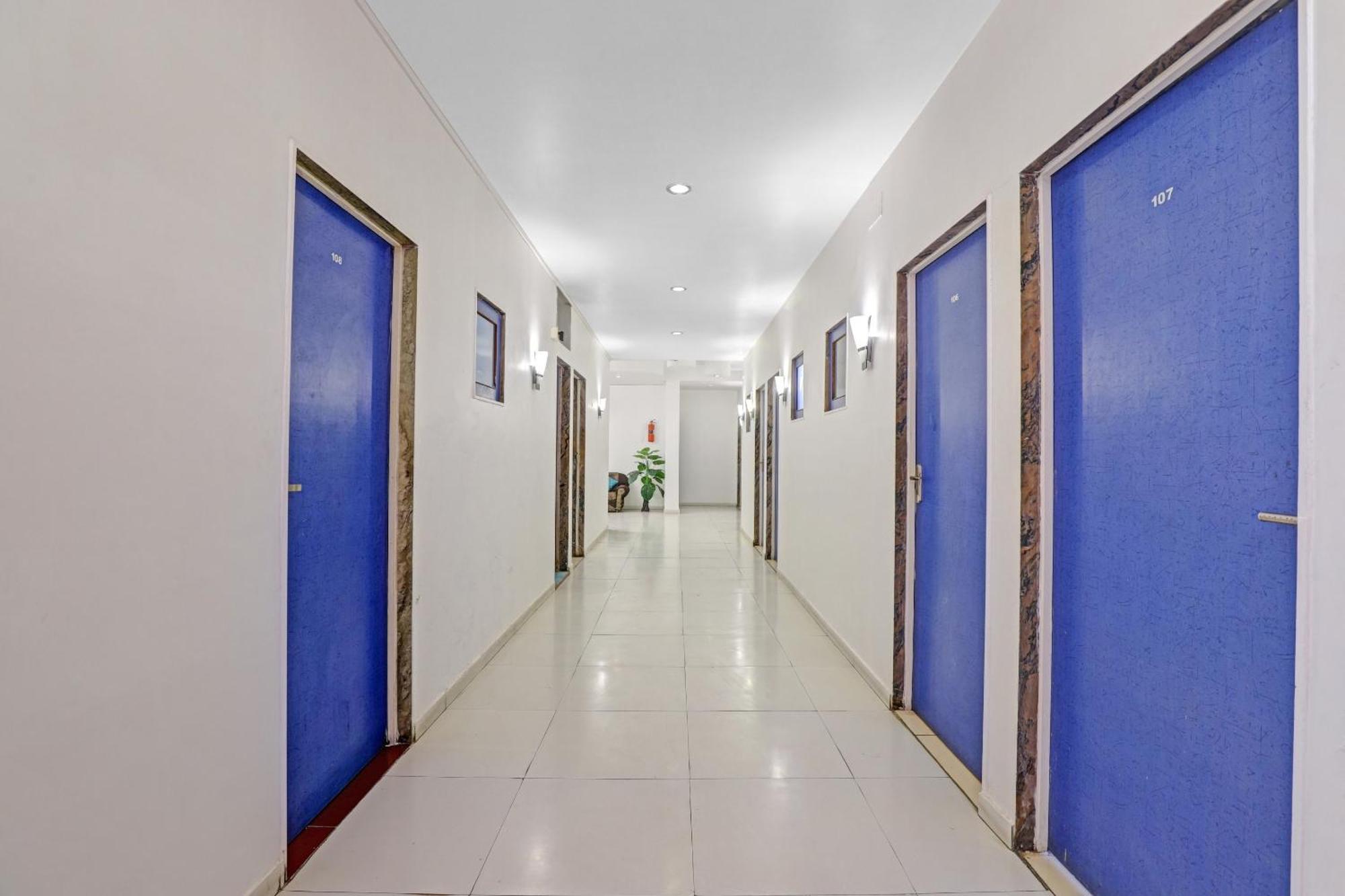 Hotel Velvet Rajkot Extérieur photo